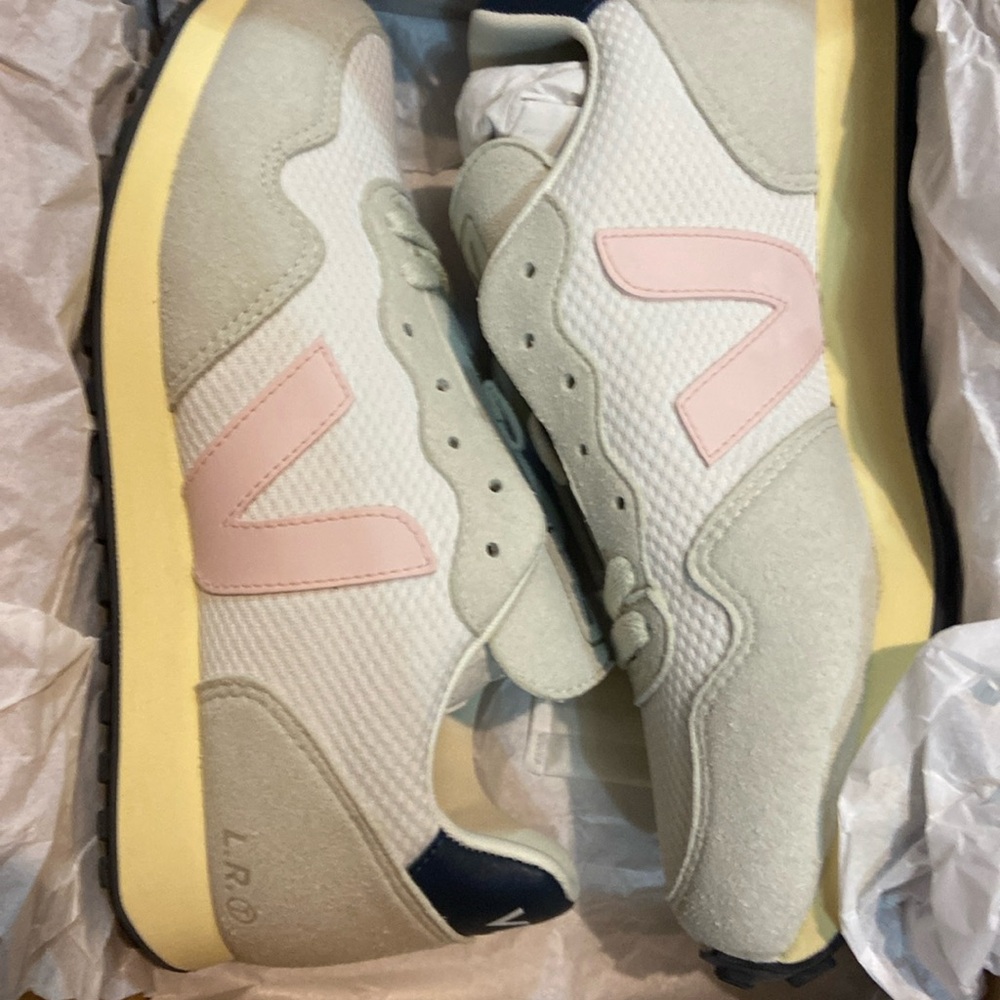 Veja Rio Branco Gravel Petale Rare Color